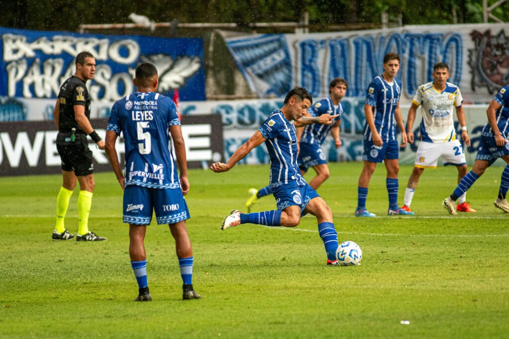 Footballeur ayant confiance en lui qui tente une frappe lors d'un match