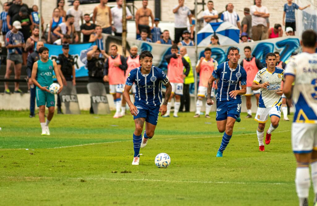 Joueur capable de gérer son stress malgré les supporters autour du terrain de football